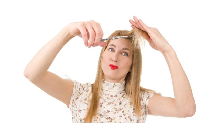 Tak bisa ke salon karena harus social distanding untuk cegah penularan corona? Yuk ikuti 5 tips memotong poni sendiri selama di rumah saja.