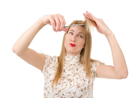 5 Tips Anti Gagal Saat Harus Potong Poni Sendiri di Rumah