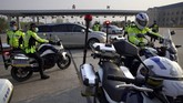 FOTO: Geliat Kota Wuhan Usai Lockdown Dicabut Bandara dan stasiun di kota Wuhan kembali riuh oleh ribuan penumpang, sementara para tukang cukur pun menawarkan kembali jasa ketika lockdown resmi dicabut.