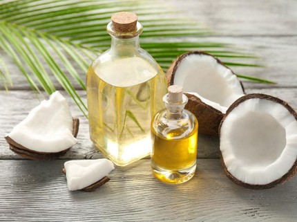 5 Manfaat Tak Terduga Minyak Kelapa untuk Ibu Menyusui & Bayinya
