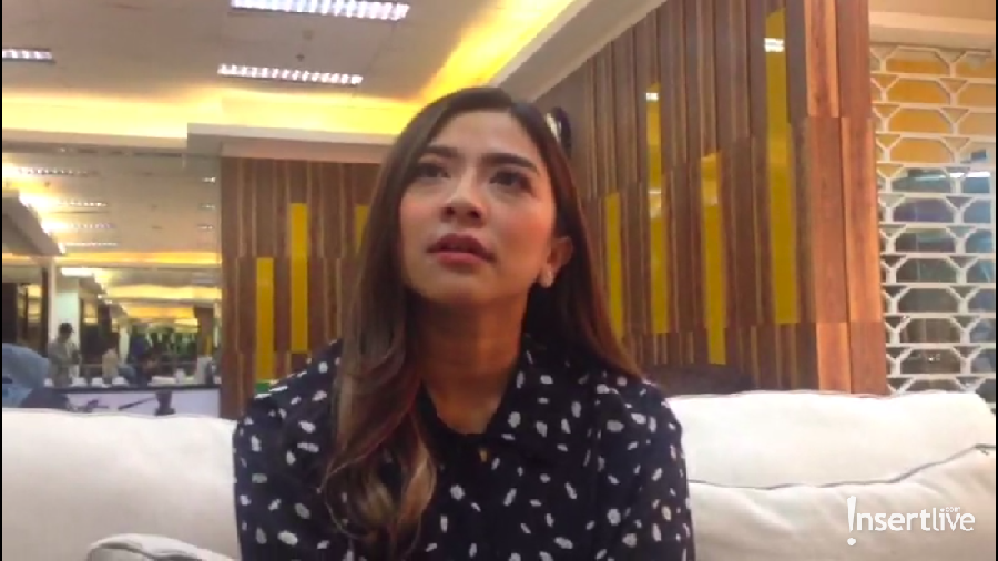 Ayu Hastari menyiasati sang anak yang bosan dan rewel saat harus karantina diri di rumah.