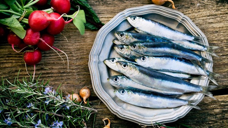 Bingung karena harus #DiRumahAja? Bunda bisa masak berbagai menu ikan sarden untuk mendukung kesehatan si kecil. Coba resep berikut yuk!