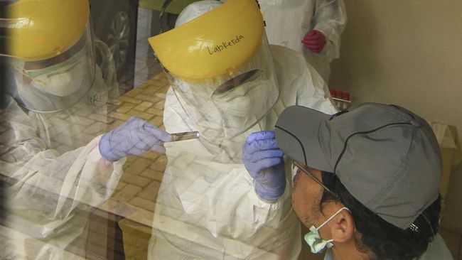 test corona Petugas medis memeriksa pasien dengan SWAB Test di Cimanggis, Depok, Jawa Barat, Minggu (8/4/2020). Tes dengan sistem tersebut dilakukan guna mempersempit penyebaran COVID-19 di wilayah Depok dan sekitarnya. ANTARA FOTO/Asprilla Dwi Adha/aww.