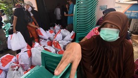 Bansos PSBB Anies: Data Penerima Beda, Waktu Pembagian Molor