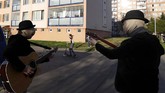 FOTO: Musisi Jalanan Praha Hibur Warga yang Karantina Diri Para musisi jalanan turun ke 'panggung' mereka dan memainkan musik dengan bersemangat, disaksikan warga Praha dari kediaman masing-masing.