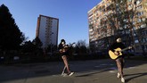 FOTO: Musisi Jalanan Praha Hibur Warga yang Karantina Diri Para musisi jalanan turun ke 'panggung' mereka dan memainkan musik dengan bersemangat, disaksikan warga Praha dari kediaman masing-masing.