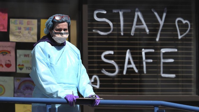 JERICHO, NEW YORK - APRIL 06: A Medical professional looks on at a drive-thru coronavirus testing site run by ProHealth Care on April 06, 2020 in Jericho, New York. The World Health Organization declared coronavirus (COVID-19) a global pandemic on March 11th.   Al Bello/Getty Images/AFP