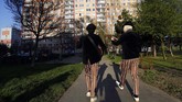 FOTO: Musisi Jalanan Praha Hibur Warga yang Karantina Diri Para musisi jalanan turun ke 'panggung' mereka dan memainkan musik dengan bersemangat, disaksikan warga Praha dari kediaman masing-masing.