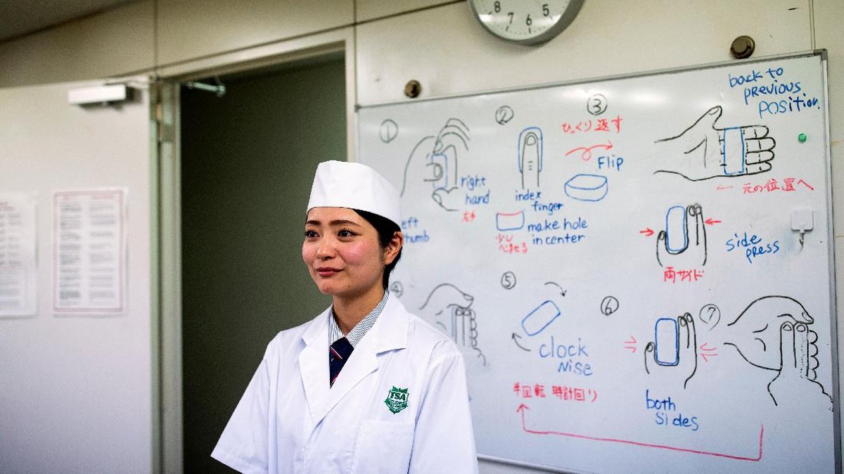 FOTO: Perjuangan Menjadi Koki Sushi Wanita di Jepang