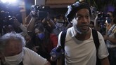 FOTO: Ronaldinho Bebas dari Hukuman Penjara Legenda Brasil, Ronaldinho keluar dari penjara dan tinggal di hotel untuk menjalani status tahanan rumah terkait tuduhan pemalsuan paspor.