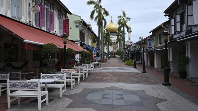 A general view shows restaurants on a quiet alley leading to the Sultan Mosque in Singapore on April 7, 2020, as the country ordered the closure of all businesses deemed non-essential as well as schools to combat the spread of the COVID-19 novel coronavirus. - Singapore's usually bustling business district was almost deserted on April 7 as most workplaces in the city-state closed to stem the spread of the coronavirus after a surge in cases. (Photo by Roslan RAHMAN / AFP)