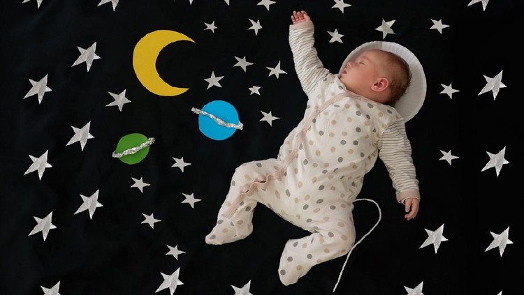 Menarik, 15 Nama Bayi Perempuan Terinspirasi dari Luar Angkasa Bunda tertarik memberi calon gadis kecil dengan nama bayi yang terinspirasi dari luar angkasa? Bukan cuma unik dan menarik, nama-namanya juga indah lho.