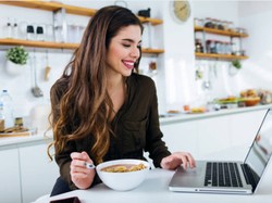 3 Tips Sederhana Bantu Tubuh Tetap Bugar Saat WFH