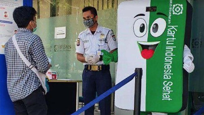 BPJS Kesehatan Padang memiliki maskot bernama Bang Jakes yang bertugas mengingatkan peserta untuk tetap menjaga jarak saat sedang mengantre di kantor. 