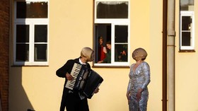 FOTO: Musisi Jalanan Praha Hibur Warga yang Karantina Diri