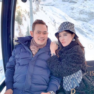 5 Gaya Mewah Crazy Rich Surabaya yang Tebar Nasi Bungkus Pakai Ferrari