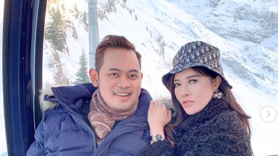 Shandy Purnamasari yang naik Ferrari bareng suami membagikan nasi bungkus ke Ojol dan pekerja jalanan di saat pandemi Corona viral.