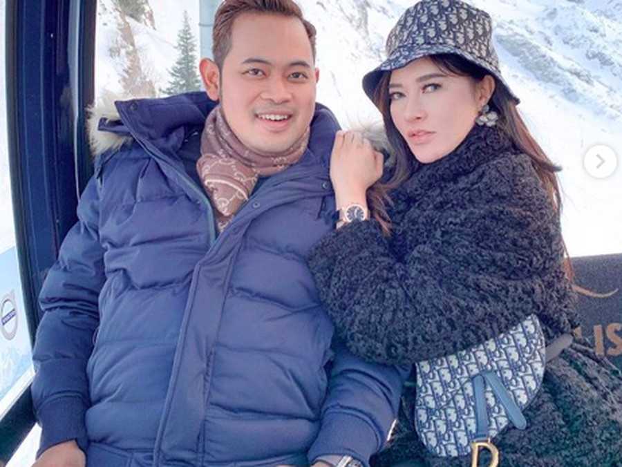 5 Gaya Mewah Crazy Rich Surabaya yang Tebar Nasi Bungkus Pakai Ferrari Shandy Purnamasari yang naik Ferrari bareng suami membagikan nasi bungkus ke Ojol dan pekerja jalanan di saat pandemi Corona viral.