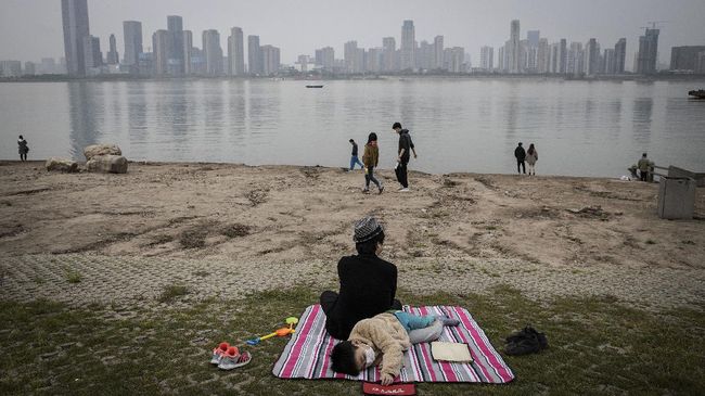 Cerita Warga Wuhan Rayakan Kebebasan Usai Lockdown Dicabut Air mata Guo Jing mengalir ketika Departemen Pencegahan dan Pengendalian Virus Provinsi Hubei, China, mengumumkan lockdown akan dicabut.