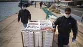 FOTO: Geliat Nelayan Italia di Tengah Tekanan Pandemi Corona Nelayan di Italia masih melaut mencari ikan meski virus corona telah menekan permintaan atas hasil tangkapan mereka.