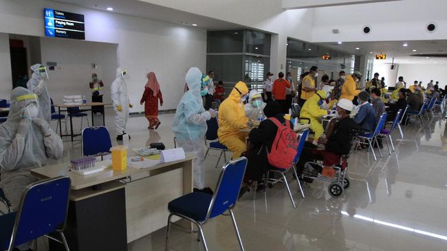 Dua dari ratusan pekerja migran asal Malaysia yang tiba di Bandara Juanda, Jawa Timur, dinyatakan positif Covid-19.