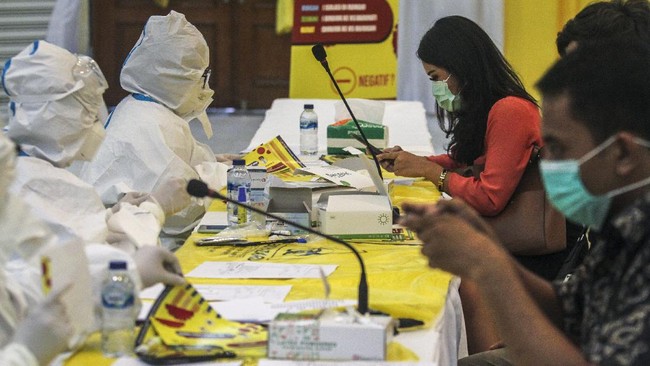 Petugas medis mengambil sampel darah saat rapid test atau pemeriksaan cepat COVID-19 di DPP Golkar, Slipi, Jakarta, Selasa (7/4/2020). Partai Golkar menyelenggarakan rapid test COVID-19 secara gratis bagi wartawan, kader, dan masyarakat guna memastikan kesehatan dan mengantisipasi penyebaran COVID-19. ANTARA FOTO/Didik Setiawan/gp/hp.