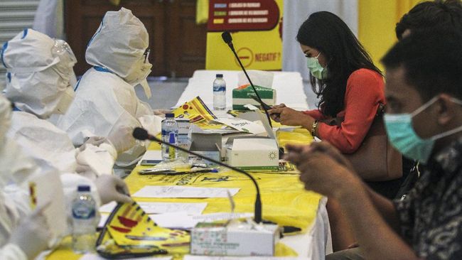 DPP GOLKAR SELENGGARAKAN RAPID TEST Petugas medis mengambil sampel darah saat rapid test atau pemeriksaan cepat COVID-19 di DPP Golkar, Slipi, Jakarta, Selasa (7/4/2020). Partai Golkar menyelenggarakan rapid test COVID-19 secara gratis bagi wartawan, kader, dan masyarakat guna memastikan kesehatan dan mengantisipasi penyebaran COVID-19. ANTARA FOTO/Didik Setiawan/gp/hp.
