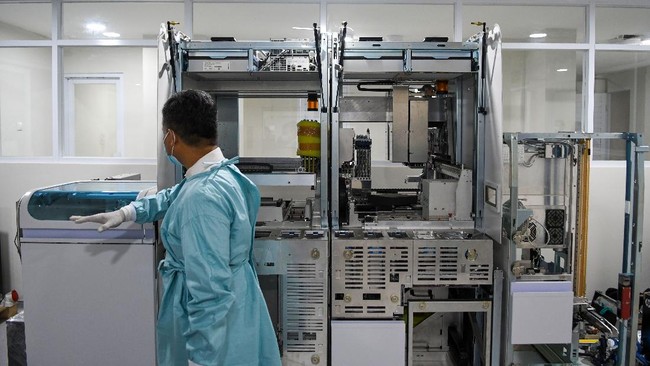 Seorang dokter berjalan di dekat alat tes swab virus Corona berupa Polymerase Chain Reaction diagnostic kit (PCR) di Laboratorium Rumah Sakit Pertamina Jaya, Cempaka Putih, Jakarta, Senin (6/4/2020). Alat tersebut nantinya dapat melakukan tes virus corona hingga 1.300 sampel tiap harinya. ANTARA FOTO/M Risyal Hidayat/wsj.