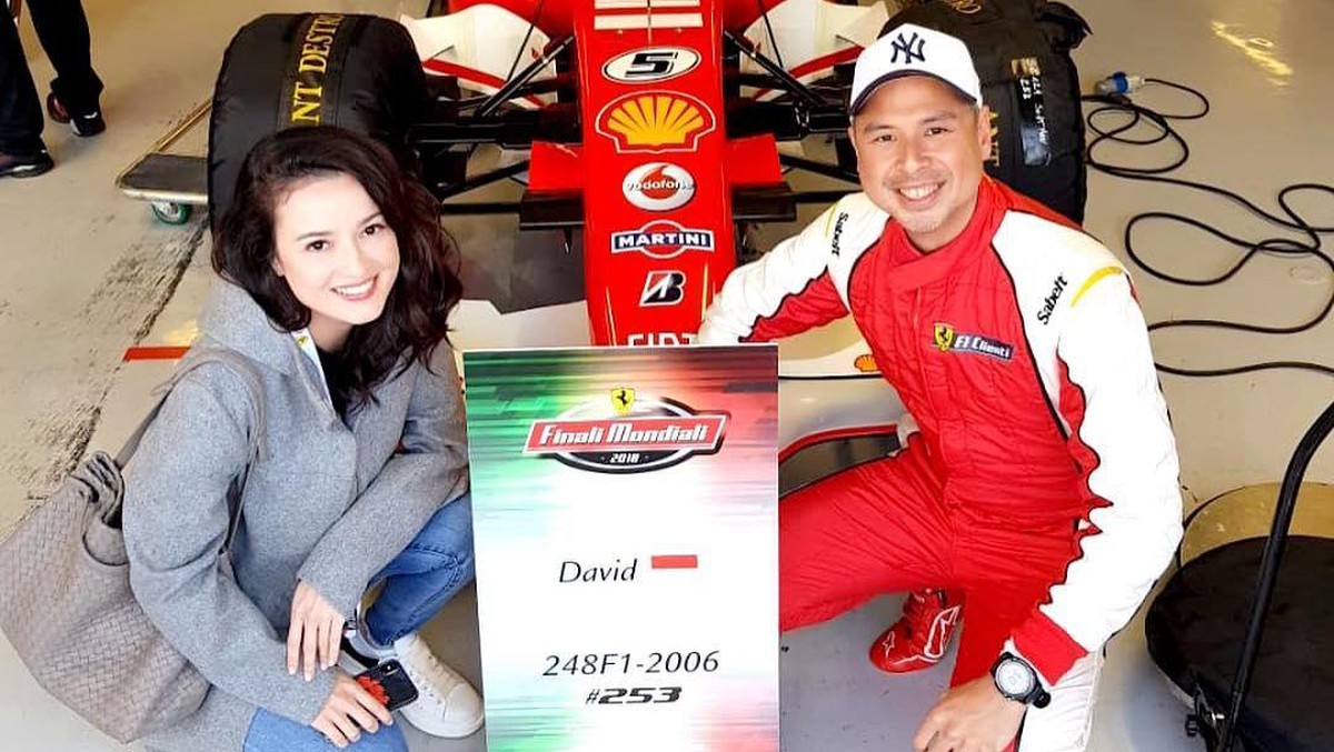 Ini dia enam foto mesra Julie Estelle dengan sang kekasih yang pebalap dan jarang terekspos ke publik&period;