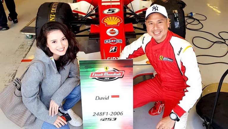 Ini dia enam foto mesra Julie Estelle dengan sang kekasih yang pebalap dan jarang terekspos ke publik.