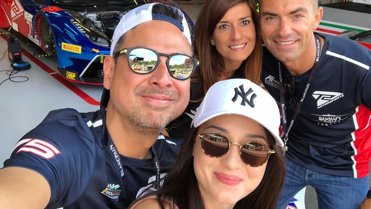 Ini dia enam foto mesra Julie Estelle dengan sang kekasih yang pebalap dan jarang terekspos ke publik&period;