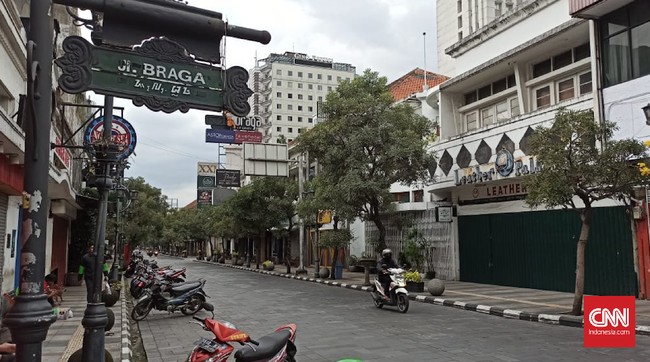 Beberapa ruas jalan utama kota Bandung sepi akibat imbauan Stay at Home demi menekan penularan angka virus corona di Jawa Barat.