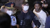 FOTO: Ronaldinho Bebas dari Hukuman Penjara Legenda Brasil, Ronaldinho keluar dari penjara dan tinggal di hotel untuk menjalani status tahanan rumah terkait tuduhan pemalsuan paspor.