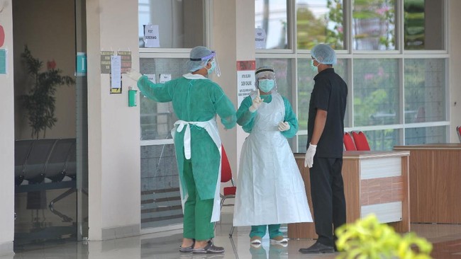 Petugas medis beraktivitas di Rumah Sakit Perguruan Tinggi Negeri Universitas Udayana, Jimbaran, Badung, Bali, Selasa (7/4/2020). Rumah Sakit Universitas Udayana resmi beroperasi menjadi rumah sakit khusus untuk penanganan COVID-19 atau virus Corona di wilayah Provinsi Bali. ANTARA FOTO/Fikri Yusuf/foc.