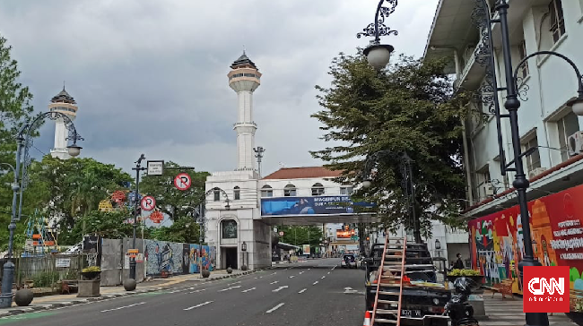 Beberapa ruas jalan utama kota Bandung sepi akibat imbauan Stay at Home demi menekan penularan angka virus corona di Jawa Barat.
