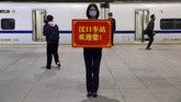 FOTO: Geliat Kota Wuhan Usai Lockdown Dicabut Bandara dan stasiun di kota Wuhan kembali riuh oleh ribuan penumpang, sementara para tukang cukur pun menawarkan kembali jasa ketika lockdown resmi dicabut.