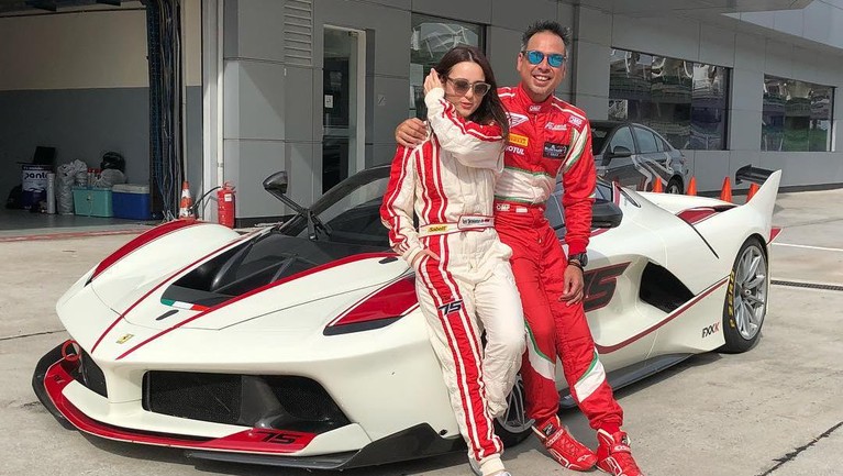 6 Foto Mesra Julie Estelle dan Kekasih Pebalap yang Jarang Terekspos Ini dia enam foto mesra Julie Estelle dengan sang kekasih yang pebalap dan jarang terekspos ke publik.