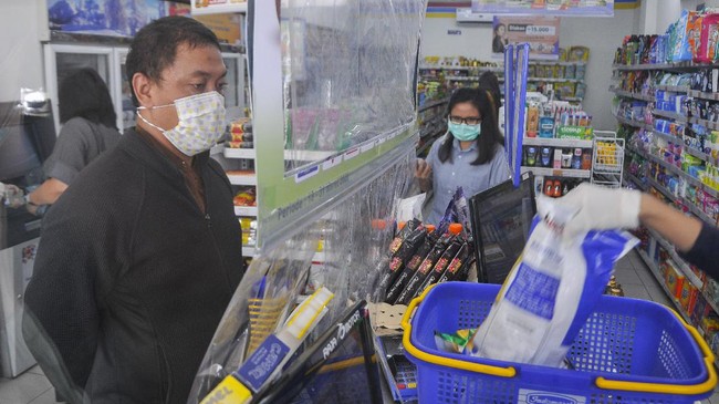 Viral video di media sosial orang tua yang mencecar kasir minimarket lantaran memperbolehkan anaknya jajan voucher game Rp800 ribu.