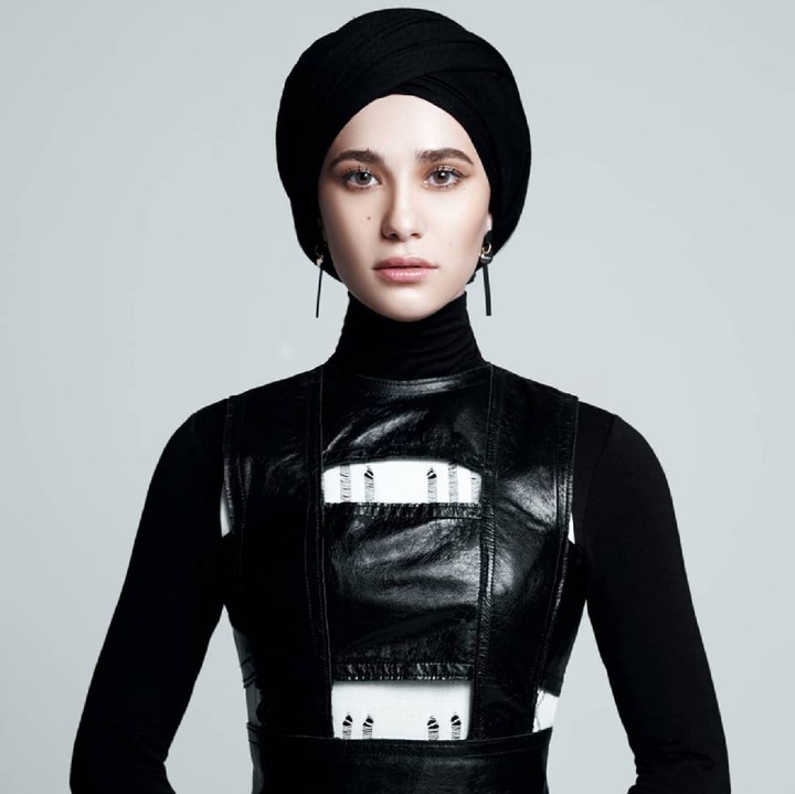 <p>Dia tak jarang ikut pemotretan, salah satunya hijab dan pakaian bernuansa hitam dan putih. (Foto: Instagram @kimmiso1194)</p>