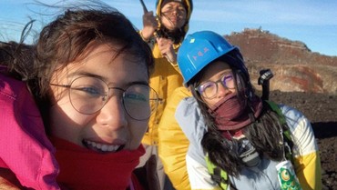 Kibar Bendera Merah Putih di Gunung Fuji, Adinda Thomas: Pride Banget