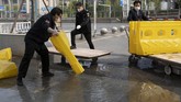 FOTO: Geliat Kota Wuhan Usai Lockdown Dicabut Bandara dan stasiun di kota Wuhan kembali riuh oleh ribuan penumpang, sementara para tukang cukur pun menawarkan kembali jasa ketika lockdown resmi dicabut.