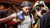 FOTO: Ronaldinho Bebas dari Hukuman Penjara Legenda Brasil, Ronaldinho keluar dari penjara dan tinggal di hotel untuk menjalani status tahanan rumah terkait tuduhan pemalsuan paspor.