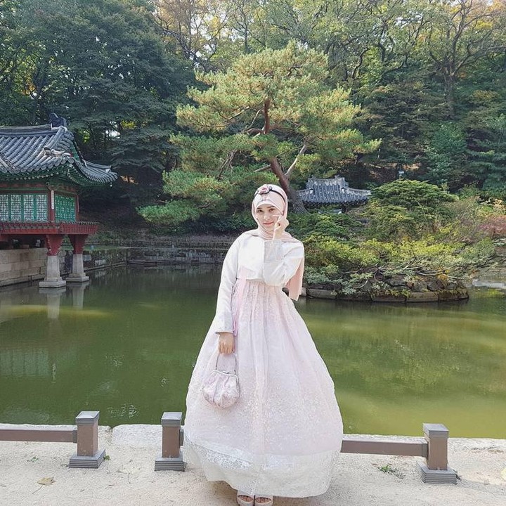 <p>Kim Miso tampilan cantik pakai hanbok, pakaian tradisional Korea Selatan. (Foto: Instagram @kimmiso1194)</p>