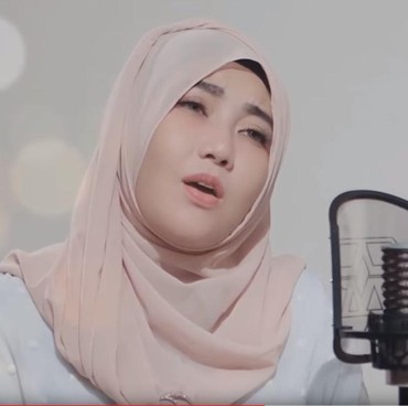 Via Vallen Kena Omel Netizen Saat Salat Tarawih, OMG Kenapa?