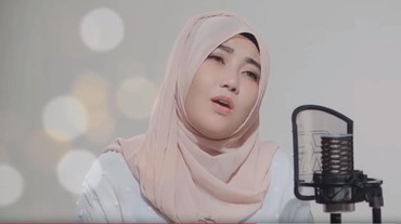 img-title Via Vallen Kena Omel Netizen Saat Salat Tarawih, OMG Kenapa?