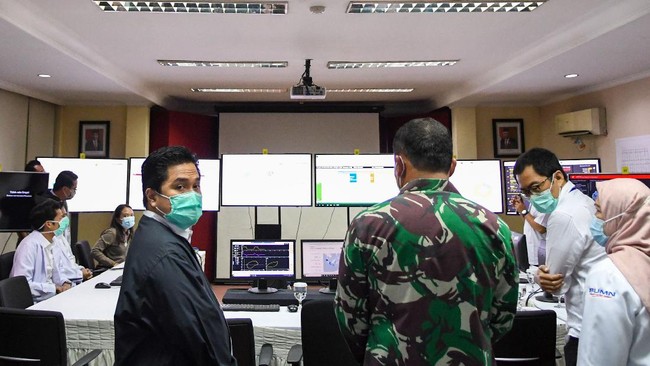 Menteri BUMN Erick Thohir (kiri) meninjau ruangan Command Center Corona yang ada di Rumah Sakit Pertamina Jaya, Cempaka Putih, Jakarta, Senin (6/4/2020). Rumah Sakit darurat COVID-19 tersebut berkapasitas sebanyak 160 tempat tidur dalam ruangan dan 65 kamar isolasi bertekanan negatif untuk merawat pasien positif COVID-19 sesuai standar yang ditetapkan oleh Organisasi Kesehatan Dunia atau WHO. ANTARA FOTO/M Risyal Hidayat/wsj.