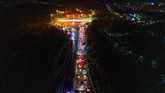FOTO: Geliat Kota Wuhan Usai Lockdown Dicabut Bandara dan stasiun di kota Wuhan kembali riuh oleh ribuan penumpang, sementara para tukang cukur pun menawarkan kembali jasa ketika lockdown resmi dicabut.