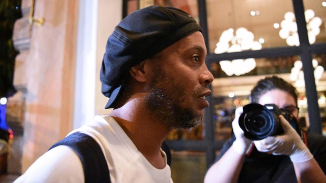 Ronaldinho tiba di Indonesia pada Jumat (24/6) sore dan langsung disambut dua pmilik Rans Nusantara FC, Raffi Ahmad dan Rudy Salim.