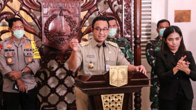 Gubernur DKI Jakarta, Anies Baswedan, dalam konferensi pers bersama Forum Koordinasi Pimpinan Daerah (Forkopimda) yang digelar di Pendopo Balai Kota DKI Jakarta, Senin (7/4)
