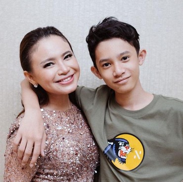 Rossa Pamer Foto Nikah dengan Kim Soo Hyun, Anak: Aku Punya Papa Baru